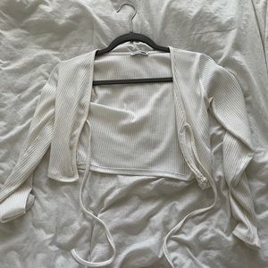 Tie-front long sleeve crop top